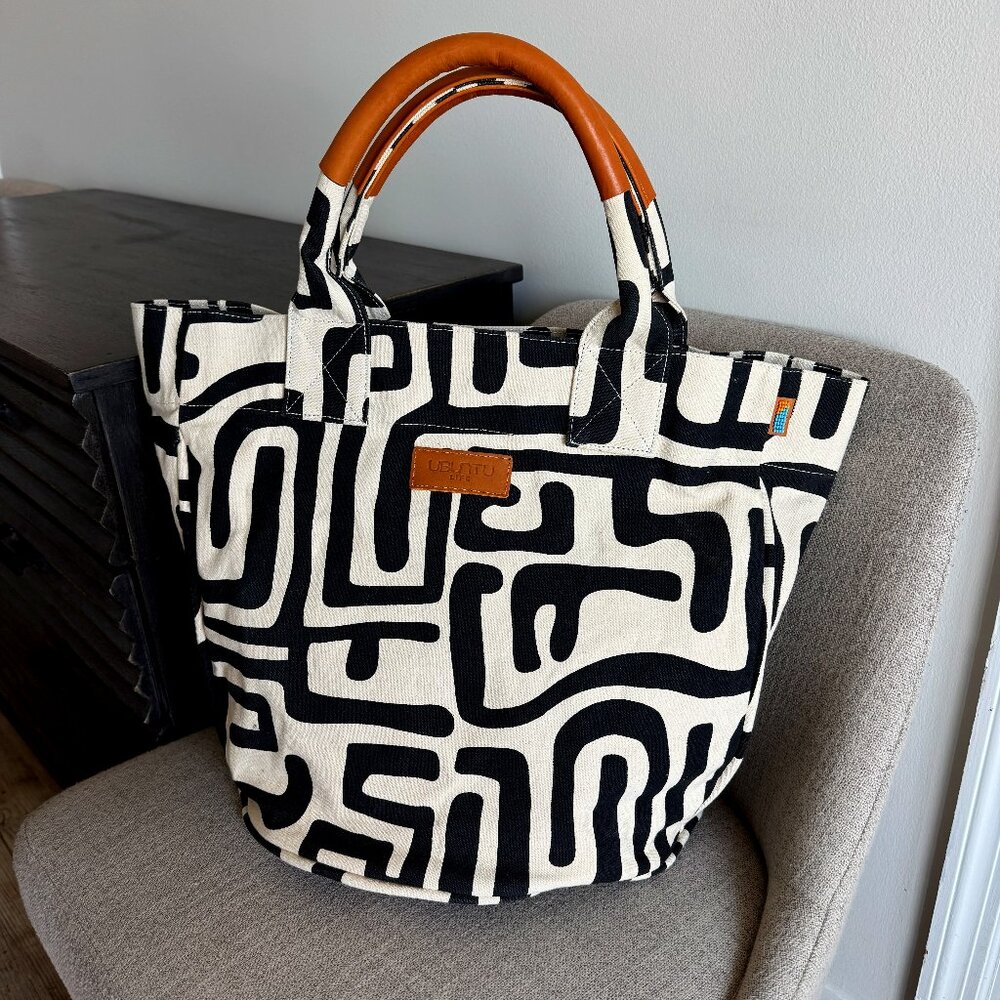 Ubuntu Life Weekender Bag - Black Kuba